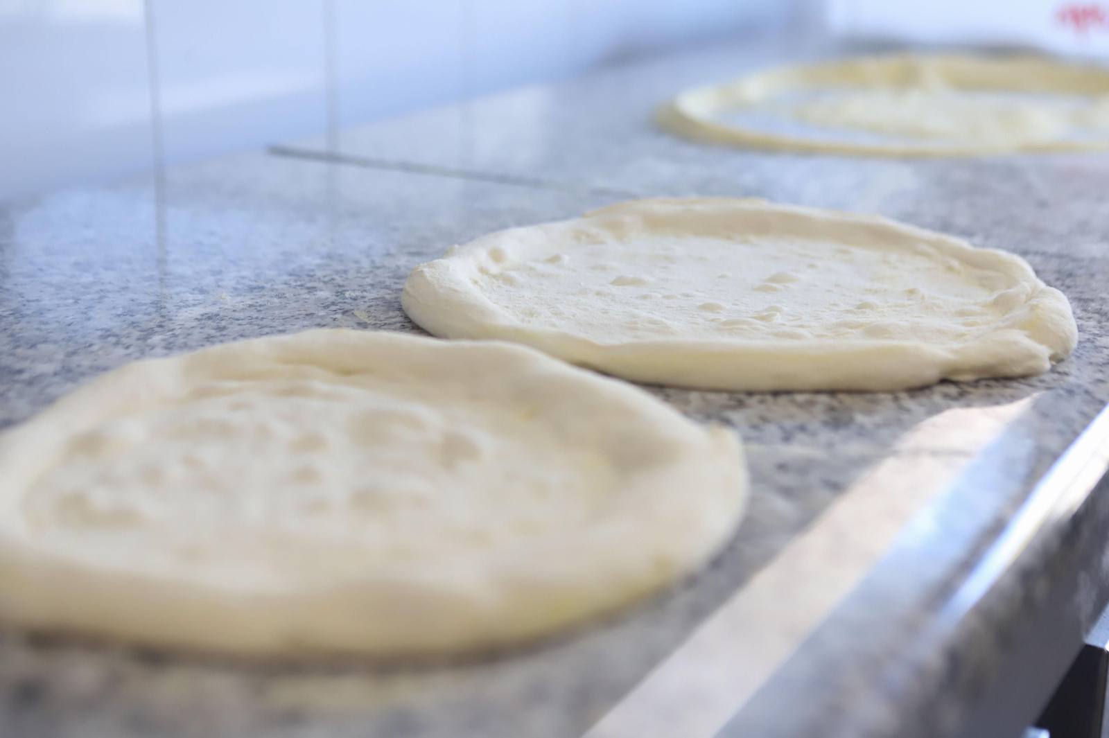 Elaboración de pizzas al autentico estilo italiano en Pizzeria Napoli, en imágenes