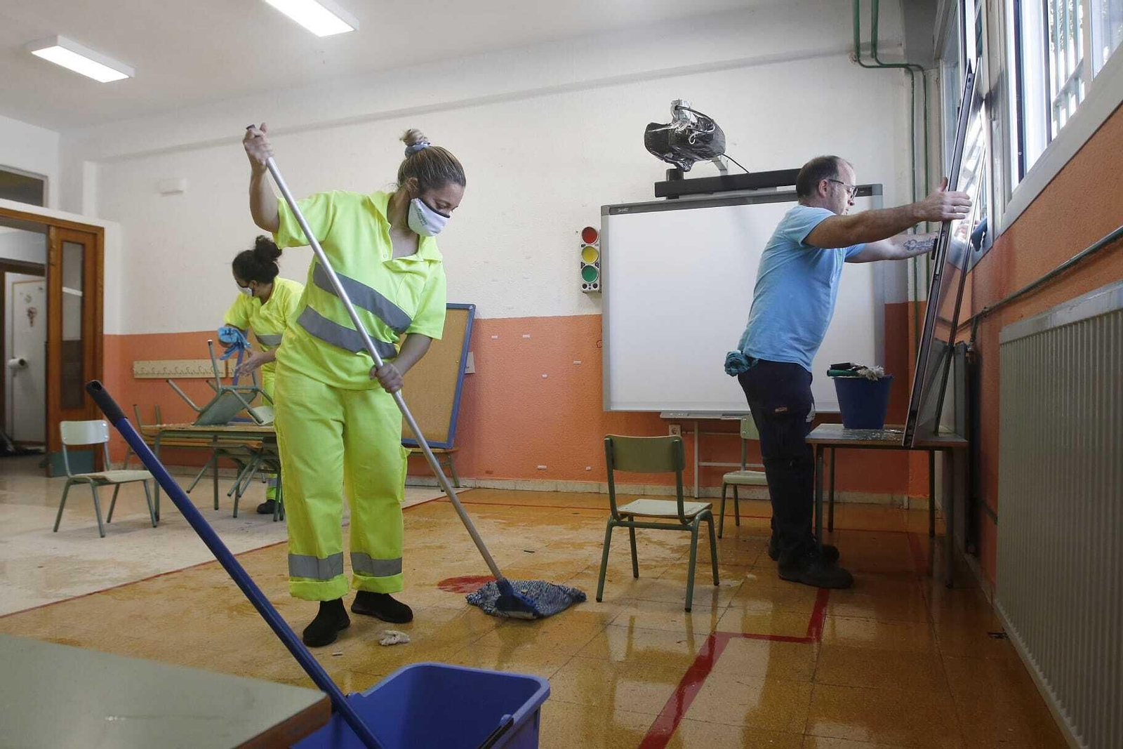 Puesta a punto del colegio Eduardo Lucena, en la avenida de Guerrita.