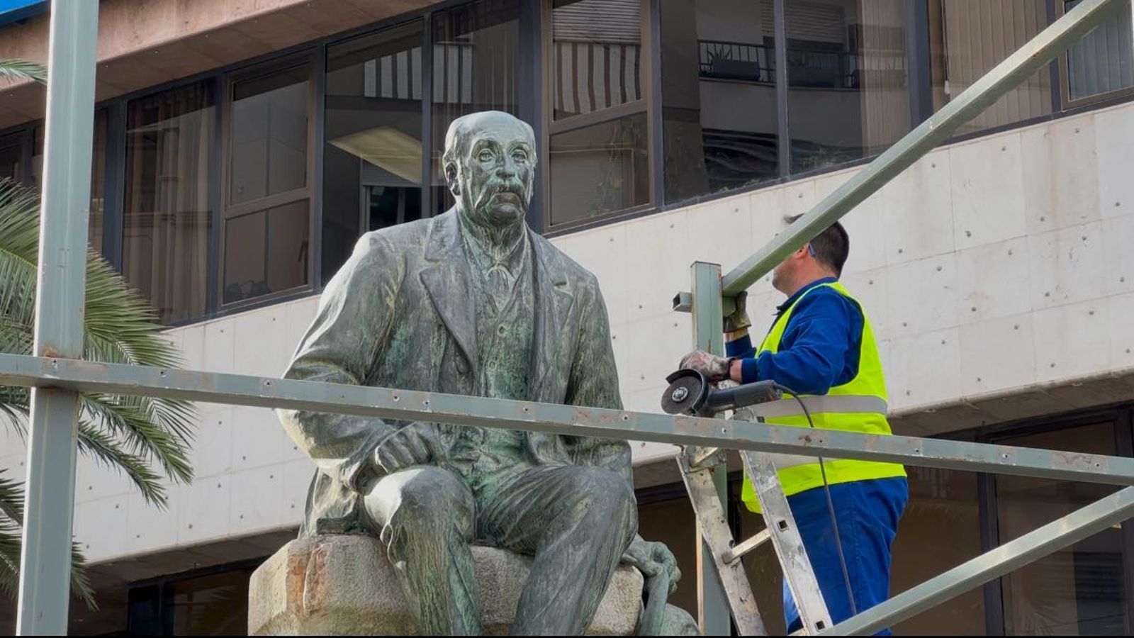 La estatua del doctor jiennense vuelve a estar visible. La estatua del doctor jiennense vuelve a estar visible.