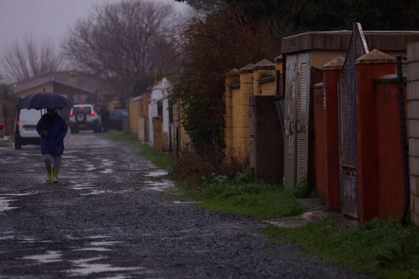 Los vecinos de la parcelación de Guadalvalle de Córdoba miran con temor la crecida del Guadalquivir