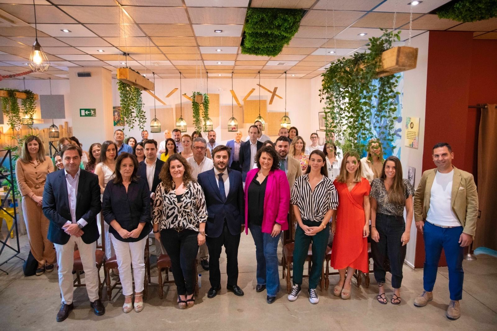 Foto de familia de los participantes en el Club de Capitanas de AJE Córdoba.