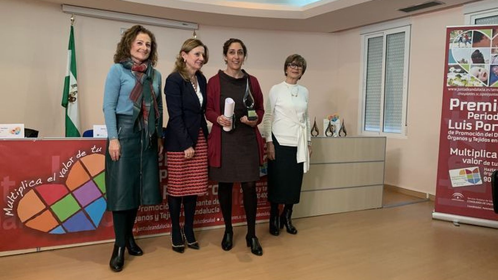 La periodista de Diario de Cádiz Pilar Hernández Mateo recibió ayer uno de los tres accésit del premio Luis Portero.