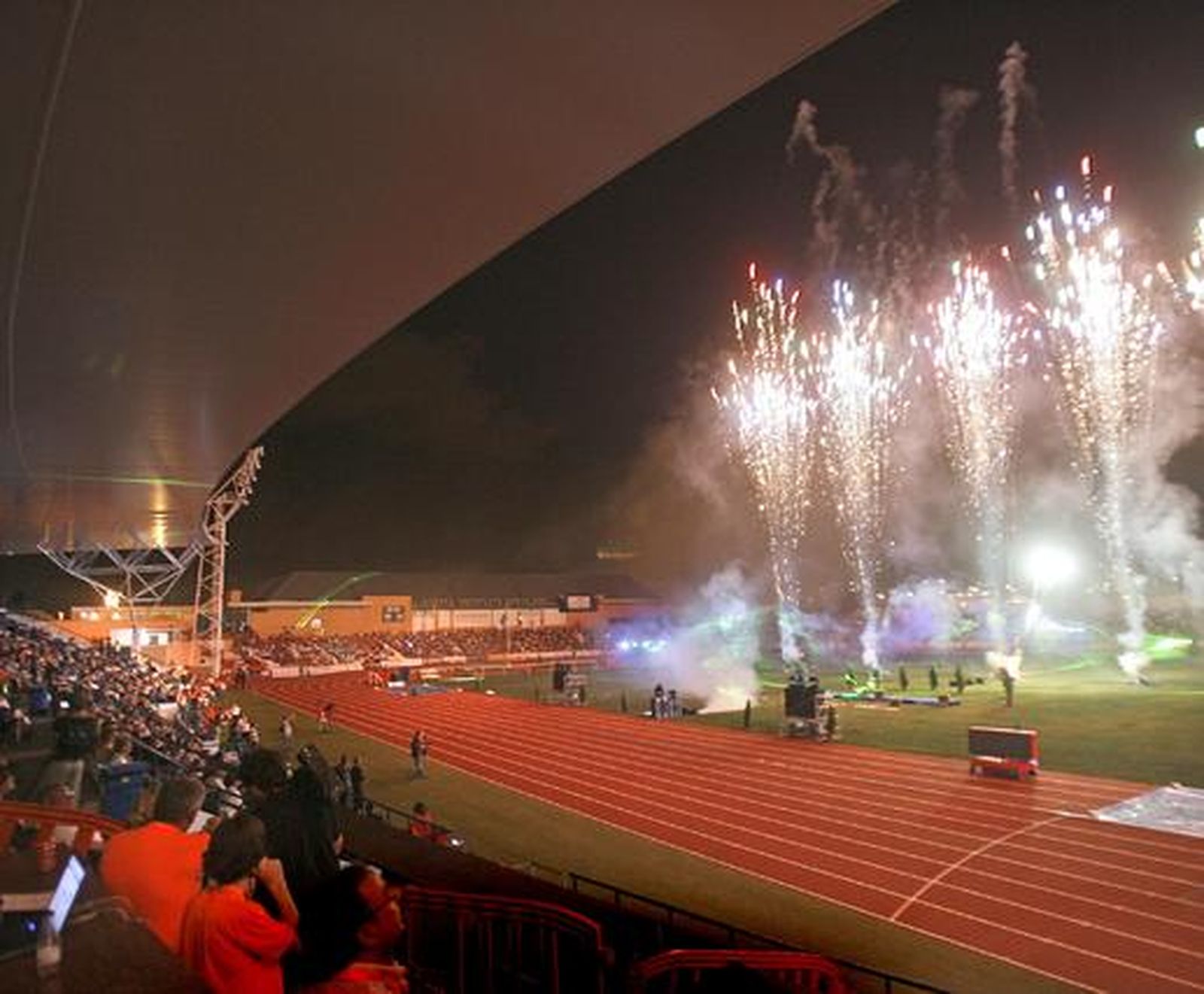 Luz y color en Bahía Sur en la ceremonia de apertura de los XIV Juegos Iberoamericanos San Fernando 2010. 

Foto: Elias Pimentel y Joaquin Pino