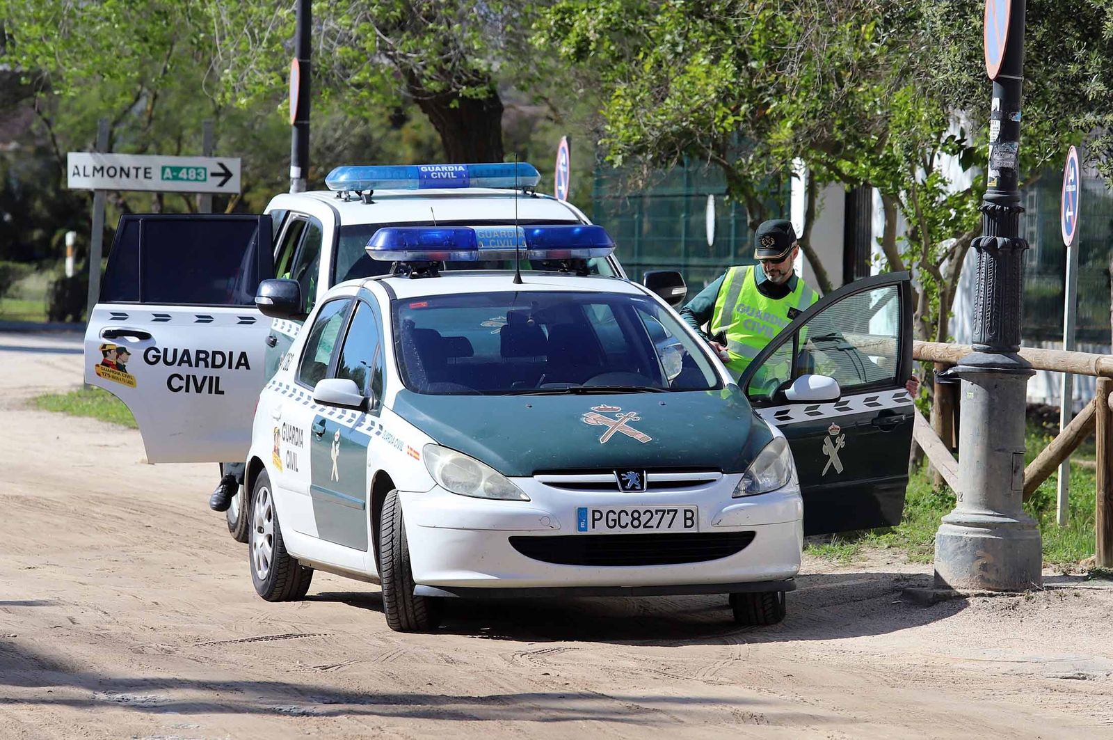 Imágenes de la presencia de la UME en el Rocío para el confinamiento