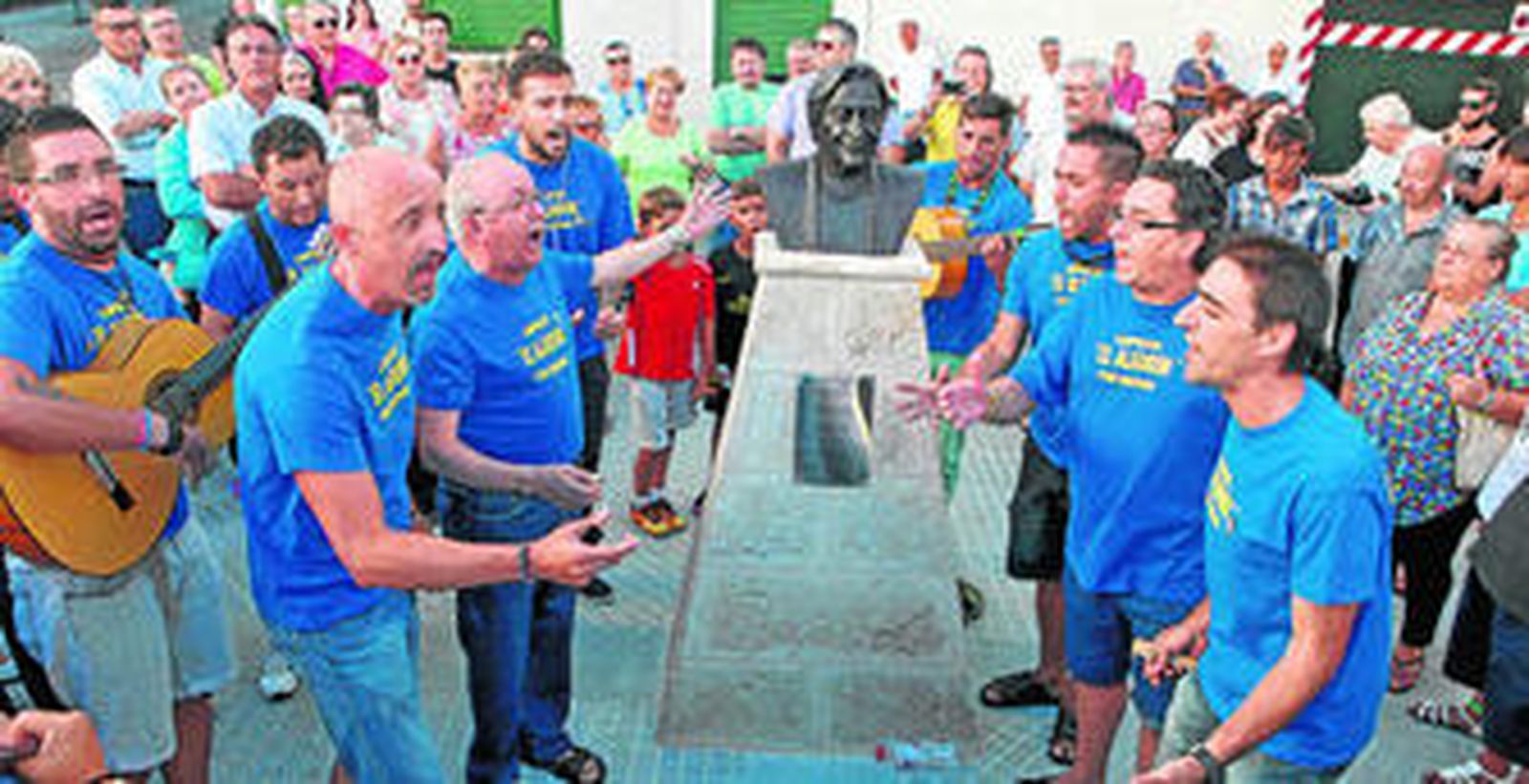 La Antología Viejos Recuerdos interpreta una copla de Pedro Romero con el busto del autor al lado.