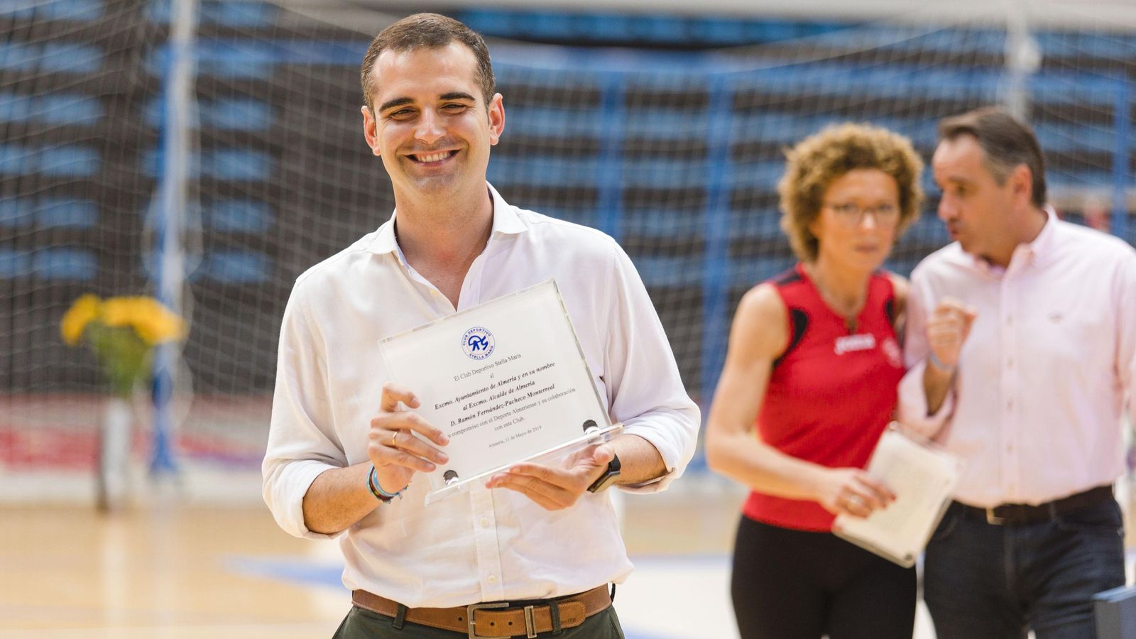 El alcalde, Ramón Fernández-Pacheco, fue obsequiado con una placa por parte del CD Stella Maris