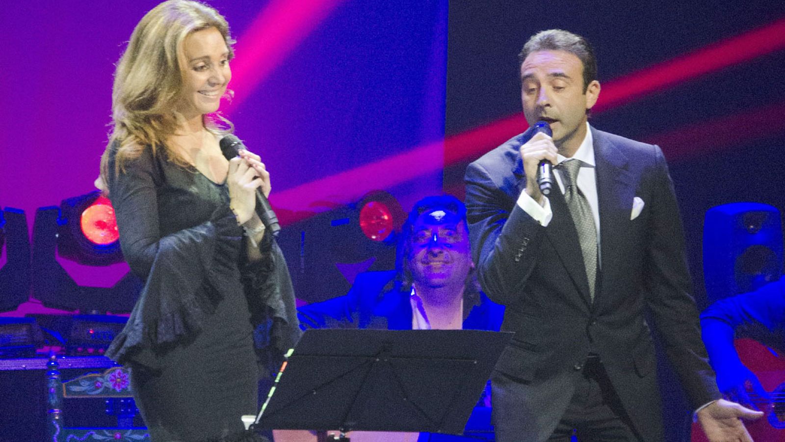 Ponce, cantando junto a la vocalista del grupo 'Materia Prima'.