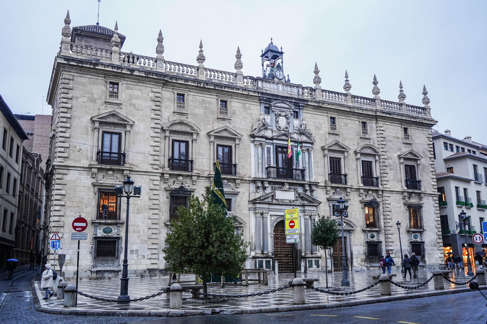 El TSJA de Granada declara baja laboral la sarna que una agente contrajo atendiendo a inmigrantes en Motril