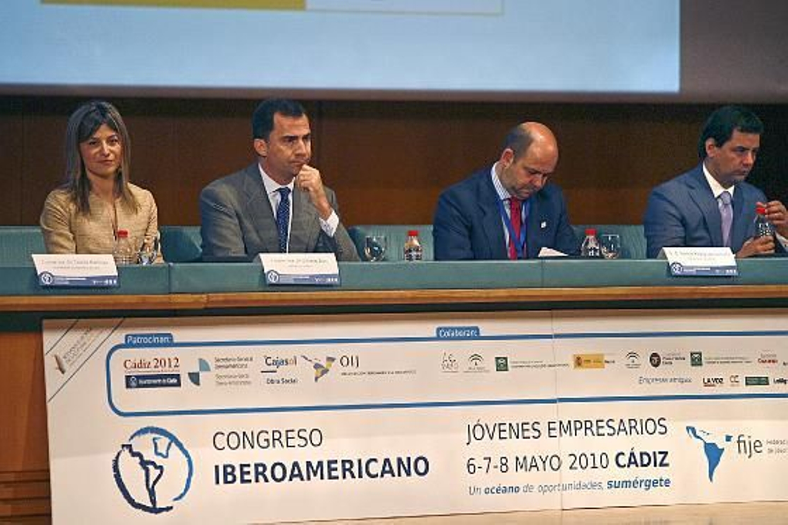 El acto de inauguración del Congreso Iberoamericano de Jóvenes Empresarios ha estado presidido por el Príncipe de Asturias, acompañado por la Ministra de Igualdad y la alcaldesa de Cádiz, entre otros

Foto: Joaquin Pino