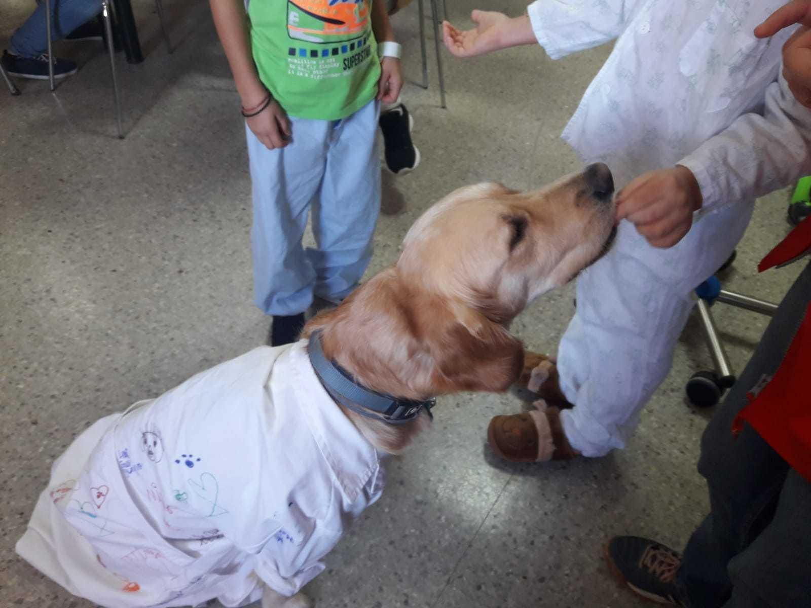 Lenny con su bata jugando con los niños.