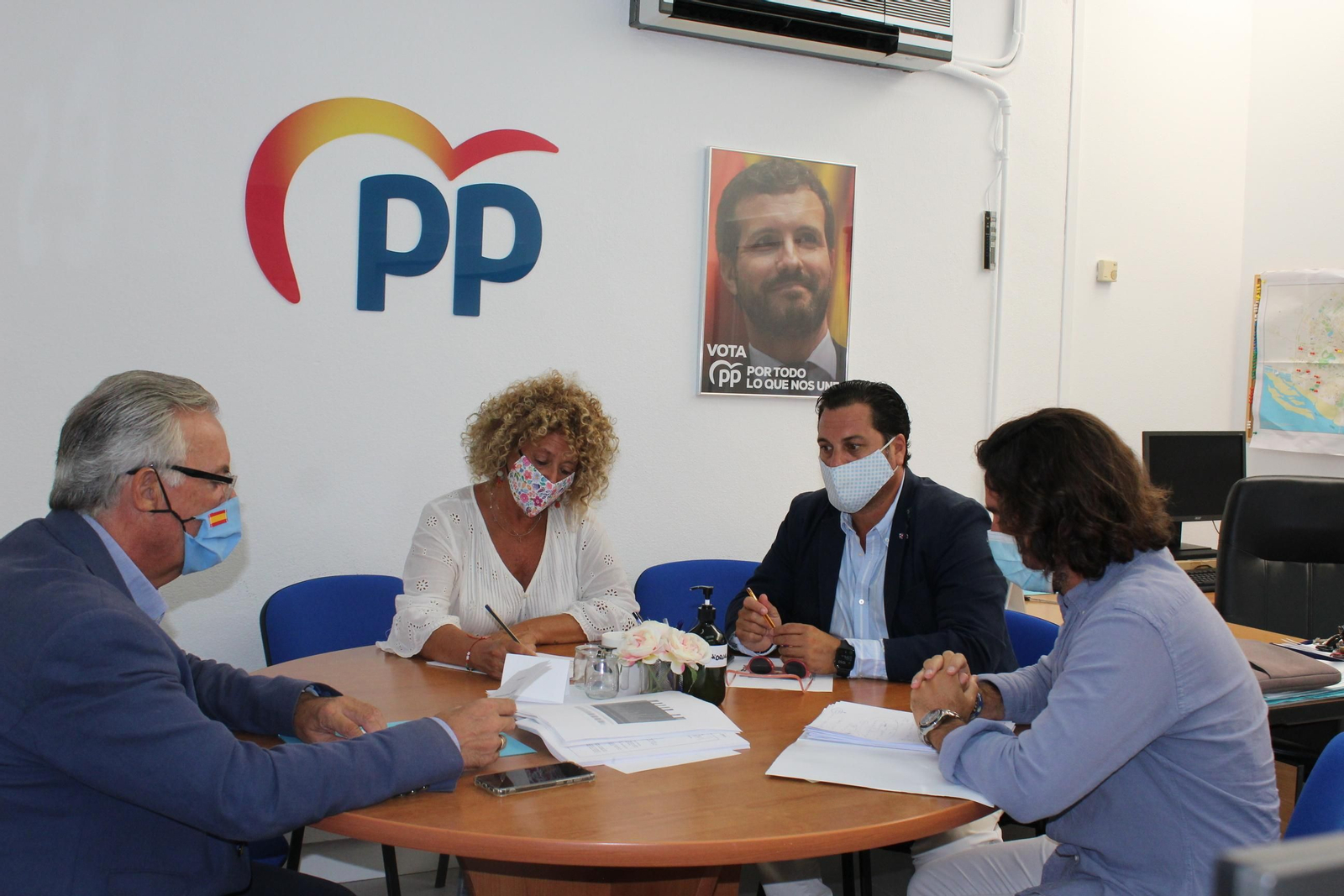 Pilar Marín con los miembros del grupo municipal de los populares en el Ayuntamiento de Huelva.