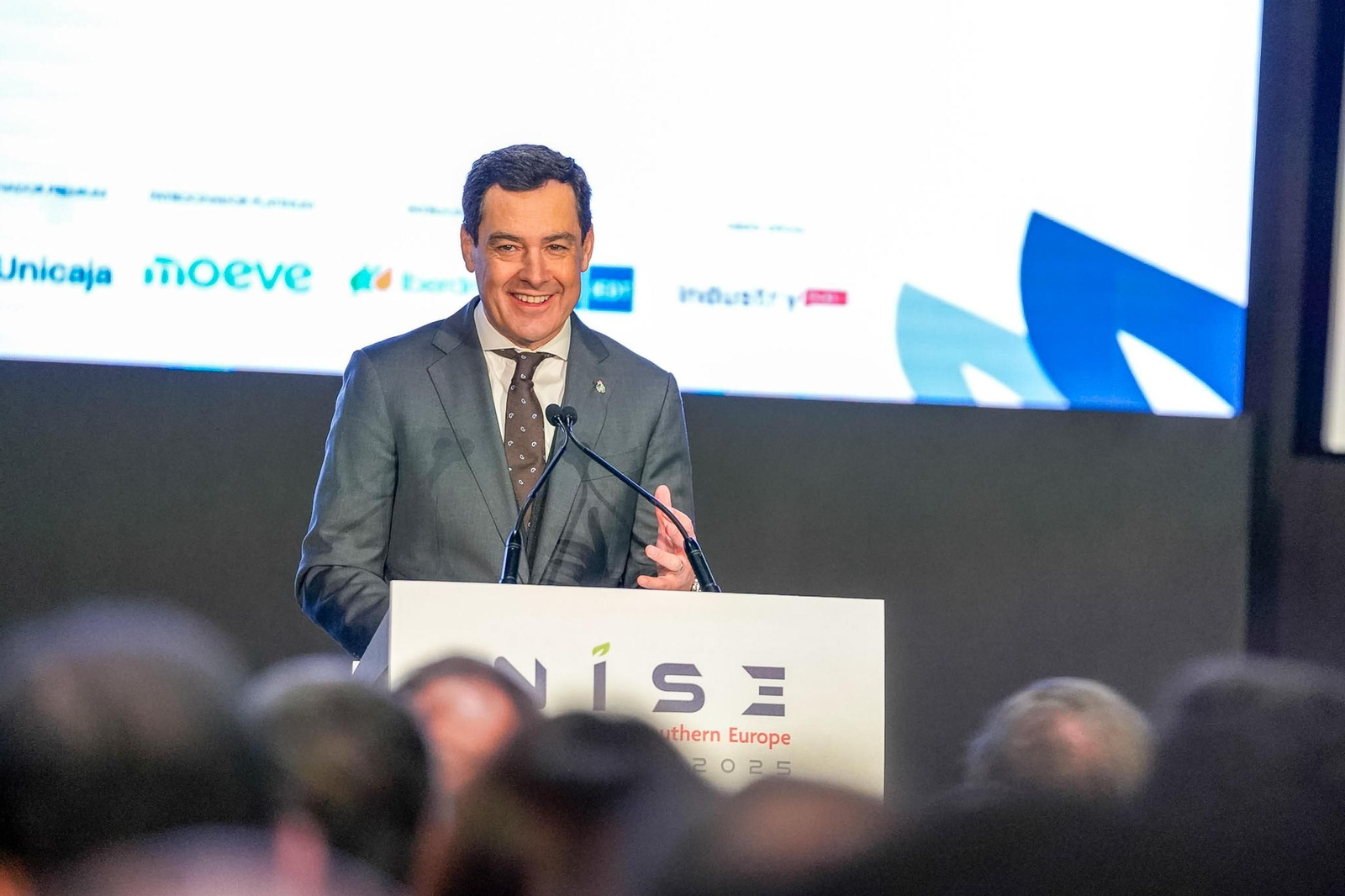 Juanma Moreno, presidente de la Junta de Andalucía, en el acto inaugural de NISE Sevilla 2025.