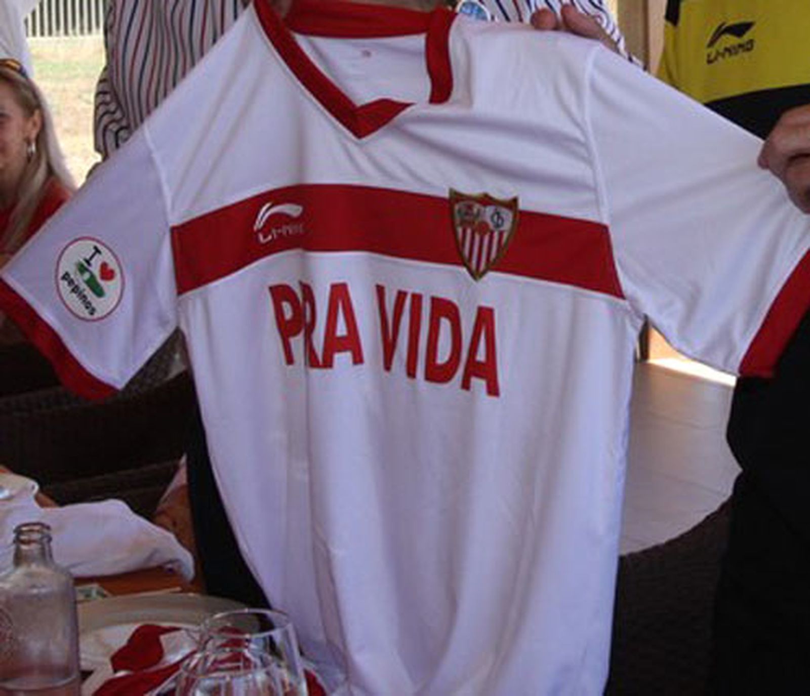 El Sevilla lucirá el lema 'I love pepinos' en la manga de la camiseta de pretemporada