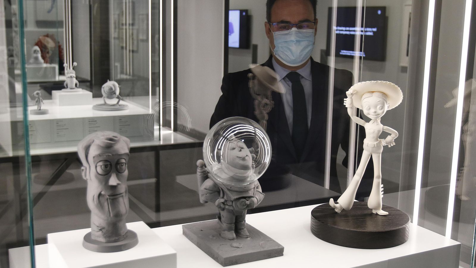 Moisés Roiz, ante tres maquetas hechas para 'Toy Story'.