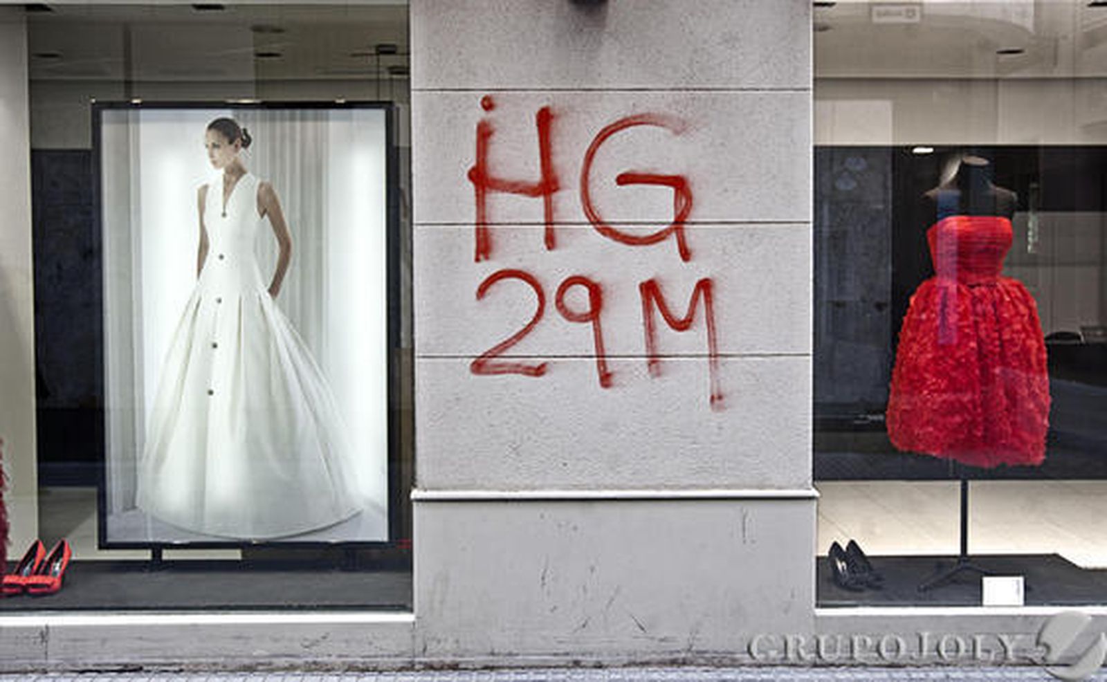 Una pintada en un comercio de la calle San Francisco. 

Foto: Julio González