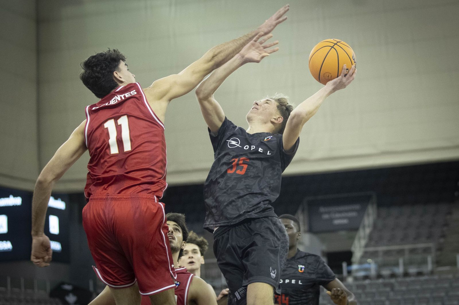 Jorge Zamora trata de anotar ante la defensa de Fuentes.