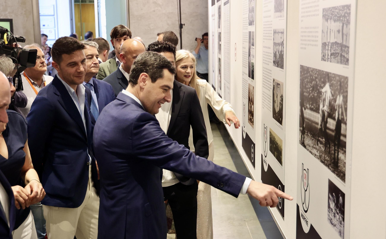 El presidente de la Junta de Andalucía recibe la Copa del Rey e inaugura la exposición "Los reyes de la Copa"