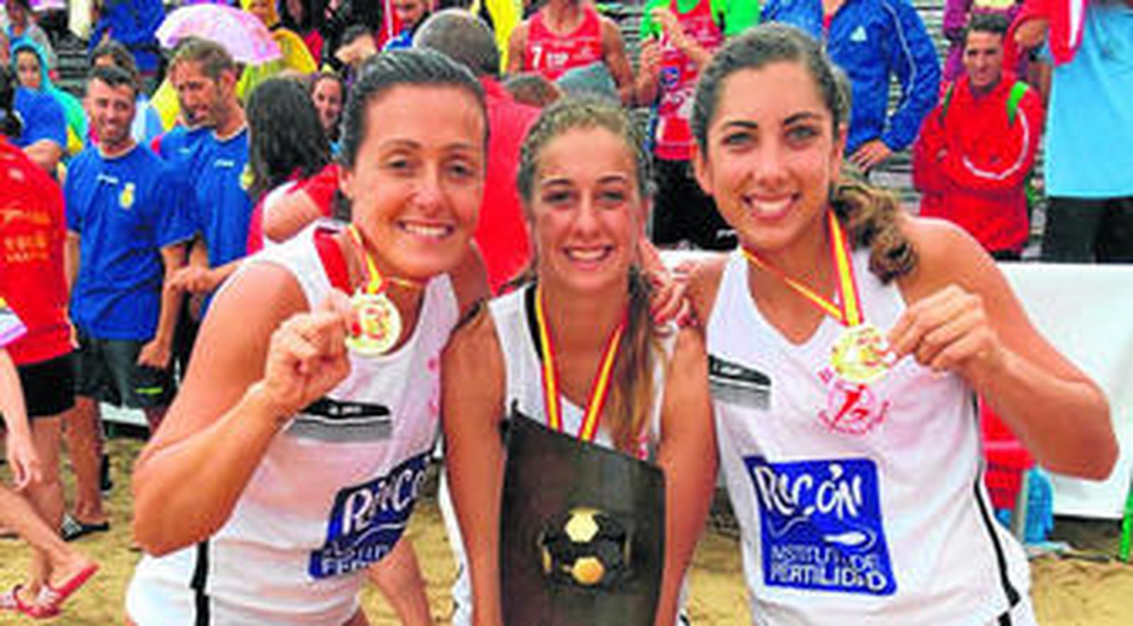 Las chicas del Clínicas Rincón posan con las medallas y el trofeo que las acredita como campeonas de España.