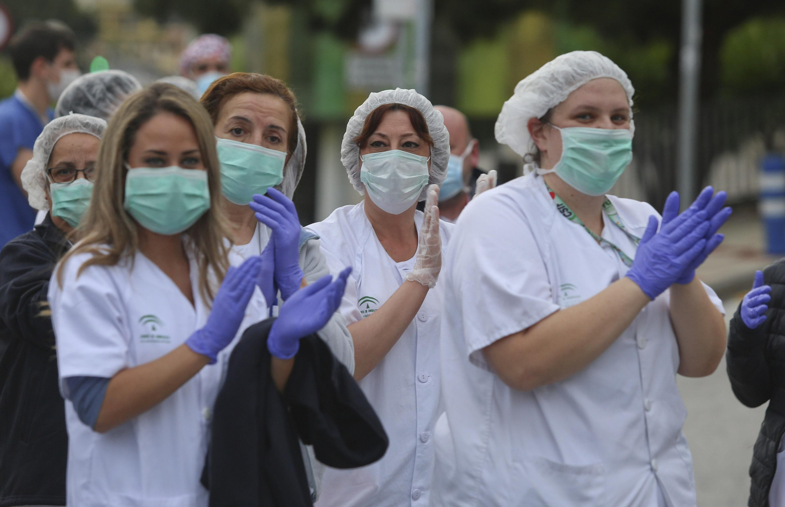 Coronavirus en Málaga: Aplausos que emocionan en el hospital Regional, en fotos