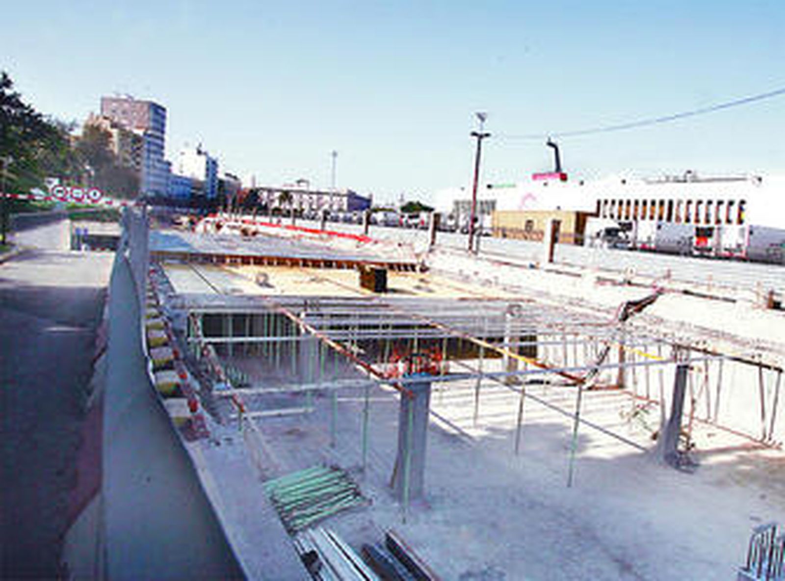 Ya se trabaja en el cerramiento del nuevo aparcamiento de Canalejas