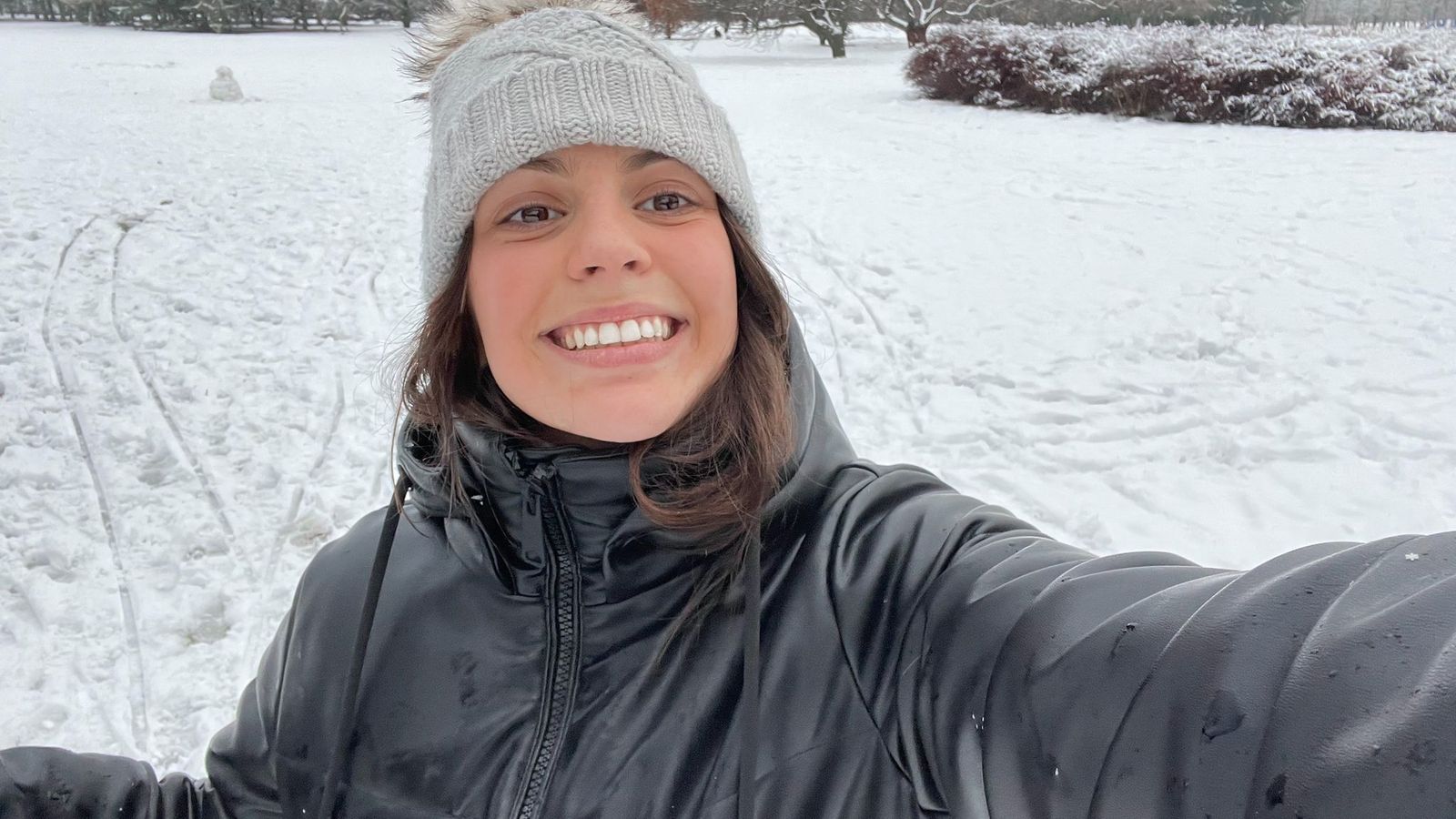 Marta Ruiz posa junto a la nieve.