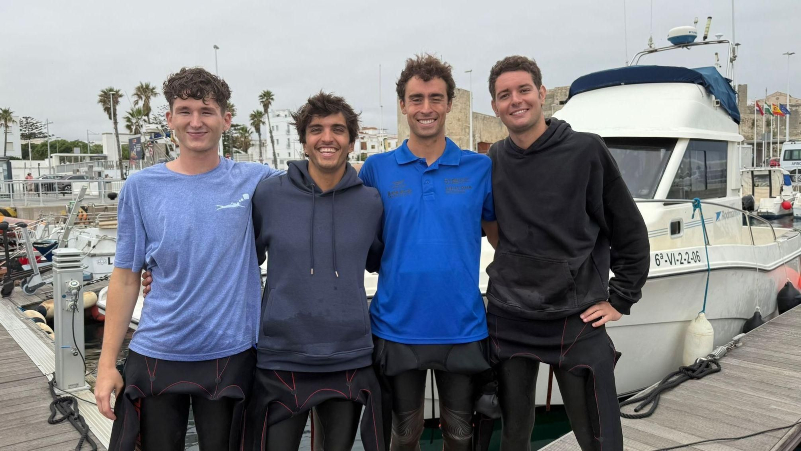 Los cuatro nadadores catalanes, en Tarifa tras cruzar el Estrecho.