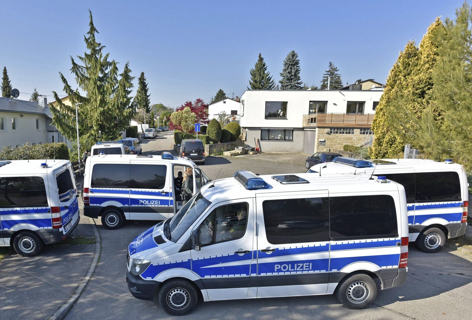 Furgones de la Policía alemana, ante la casa del sospechoso del atentado contra el autobús del Dortmund.