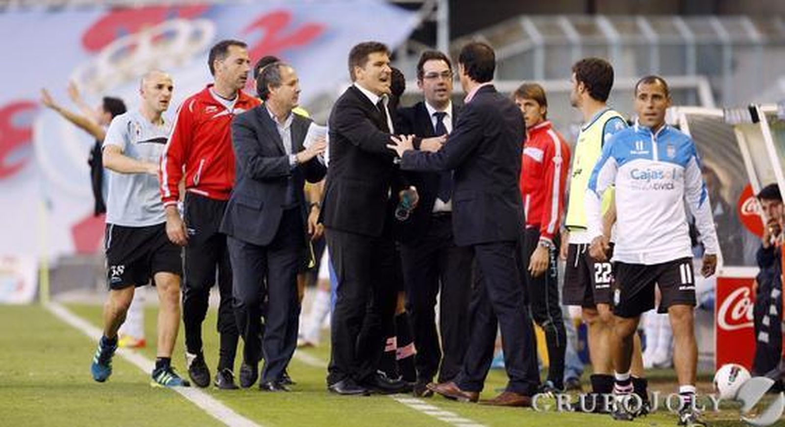 Los banquillos se enzarzaron en una bronca por un feo gesto de Ángel Rodríguez, segundo entrenador del Celta, hacia los azulinos tras hacer los celtiñas el tercer gol. 

Foto: lof