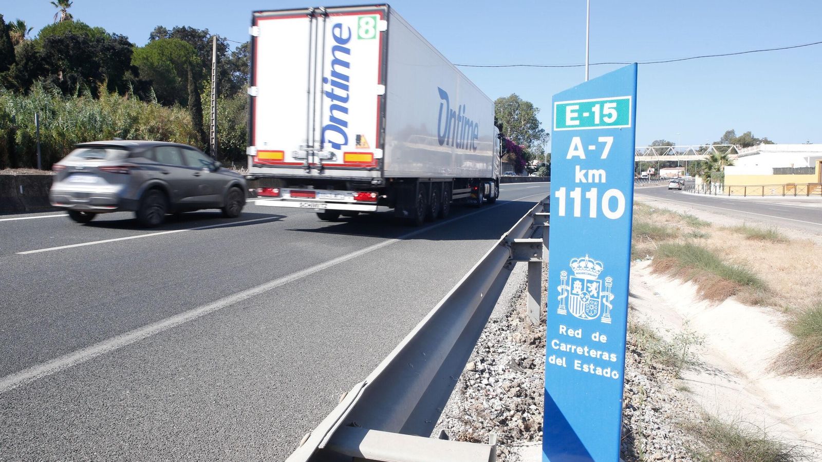 Hito kilométrico de la A-7, a su paso por término de San Roque