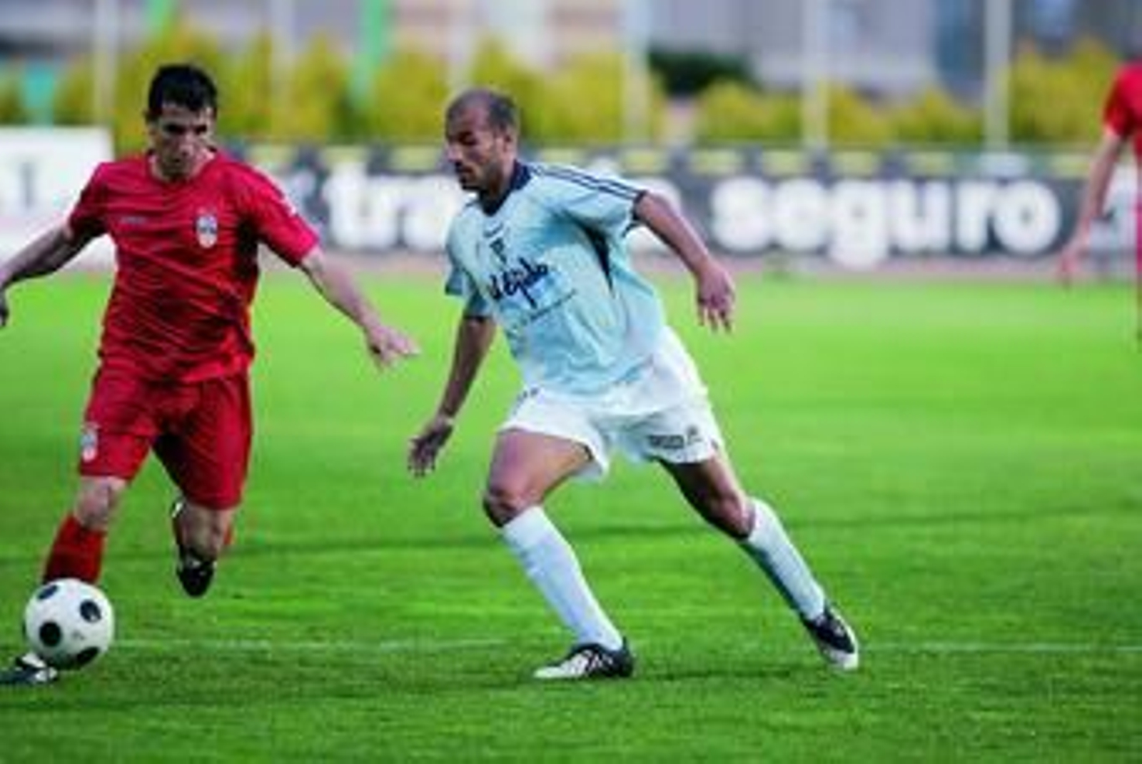 Mikel Rico presiona a Honorio en el partido ante el Puertollano.