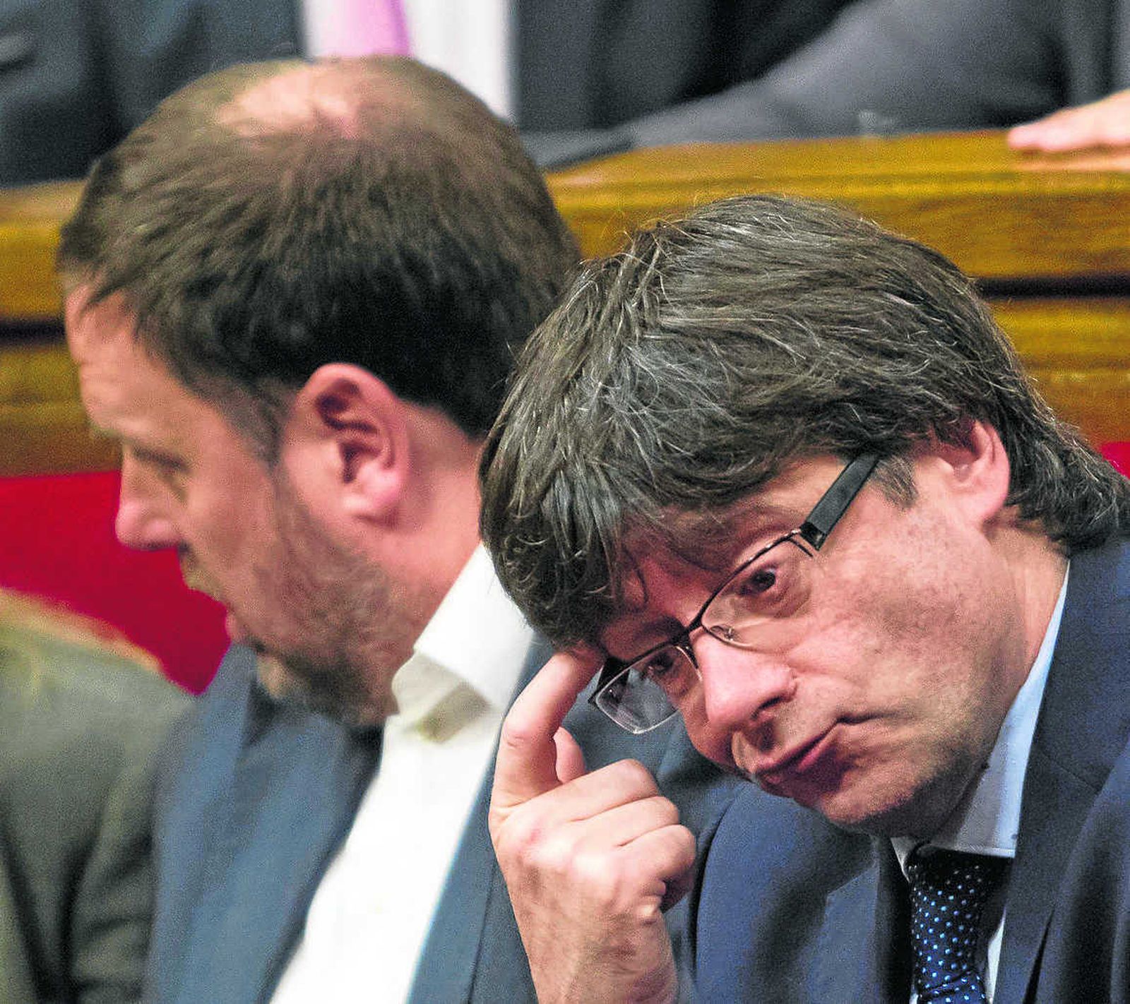 El presidente de la Generalitat, Carles Puigdemont, y su número dos, Oriol Junqueras (izqda.), en el 'Parlament'.
