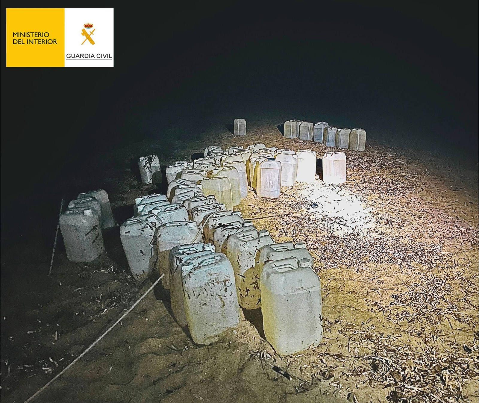 Garrafas intervenidas en Rodalquilar.