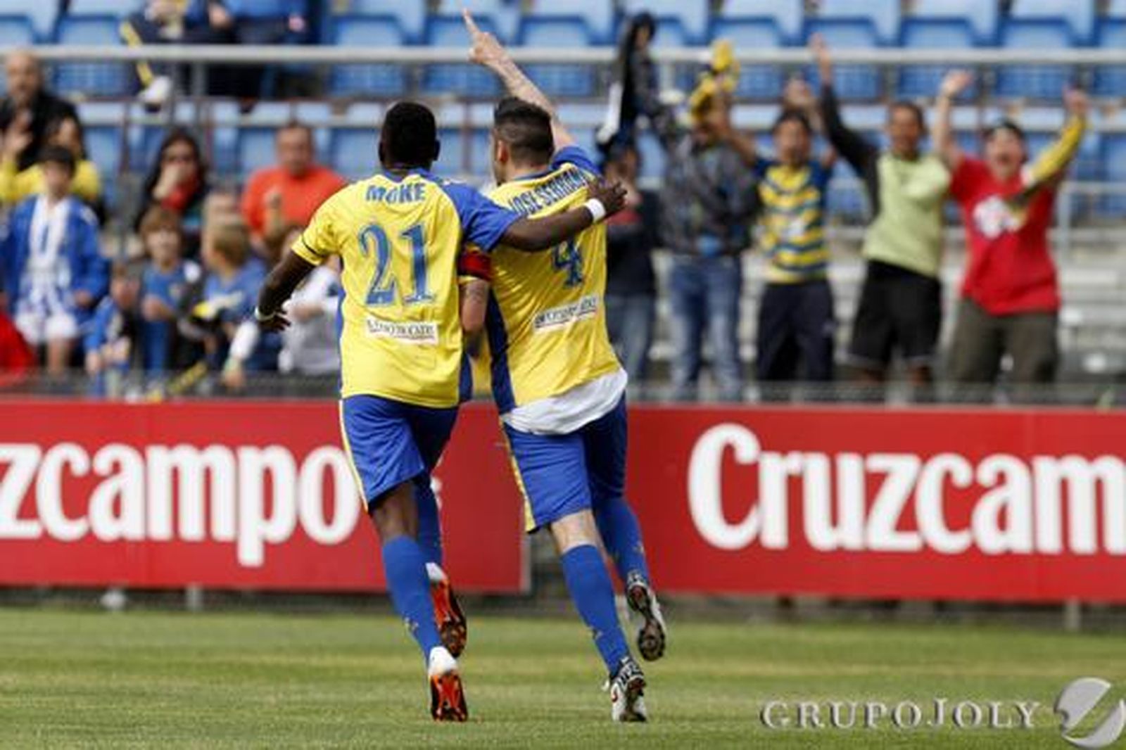 Serrano celebra con Moke el 1-0. 

Foto: Lourdes de Vicente