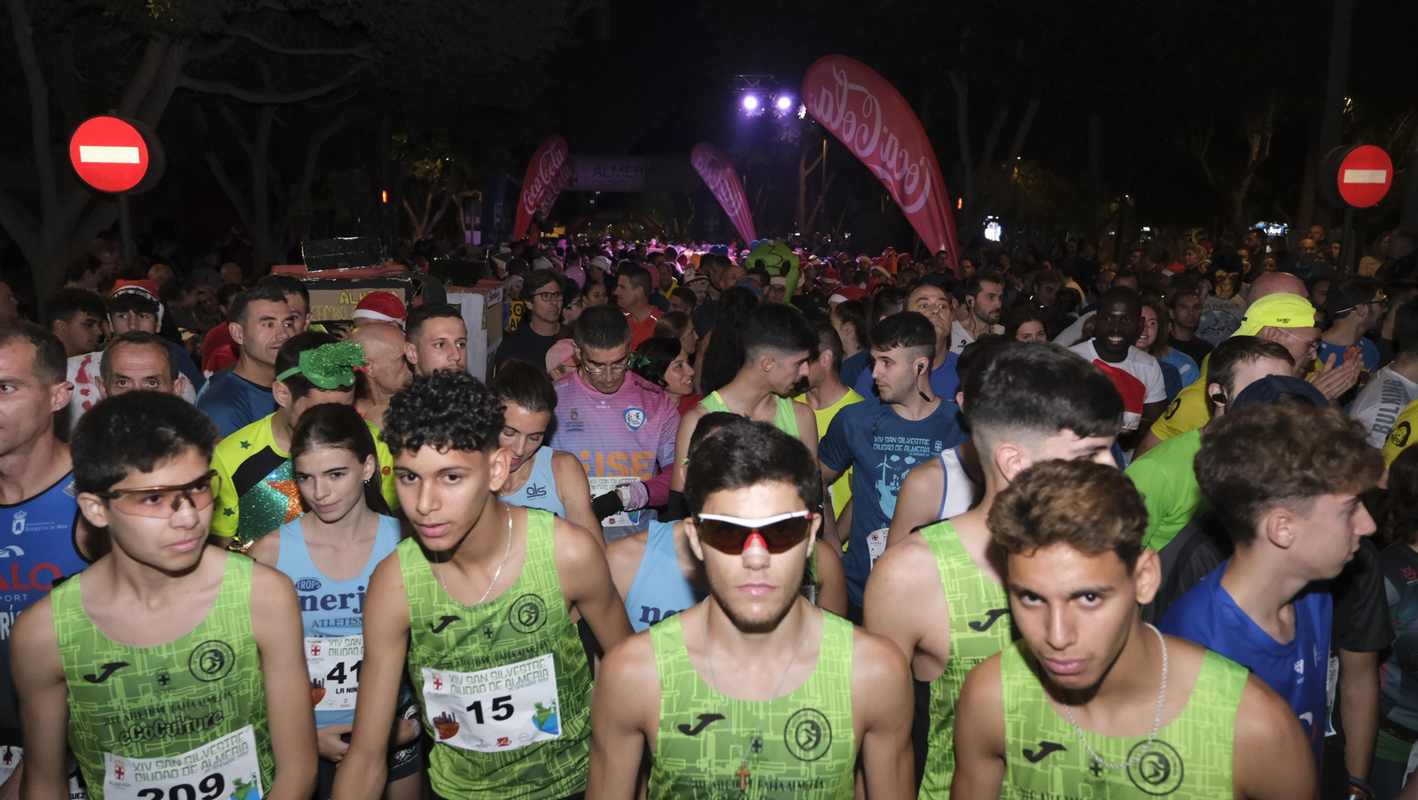 Imágenes de la XIV edición de la San Silvestre de Almería