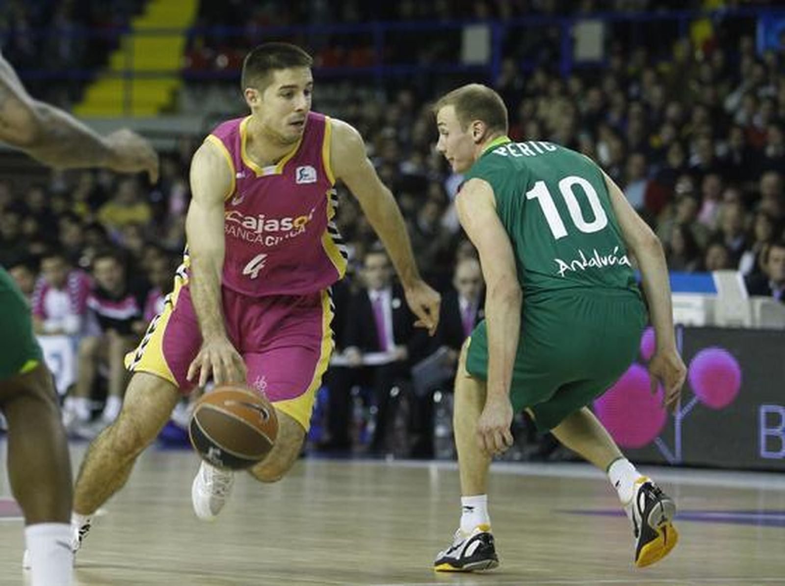 Tepic conduce un ataque defendido por Peric. / Antonio Pizarro