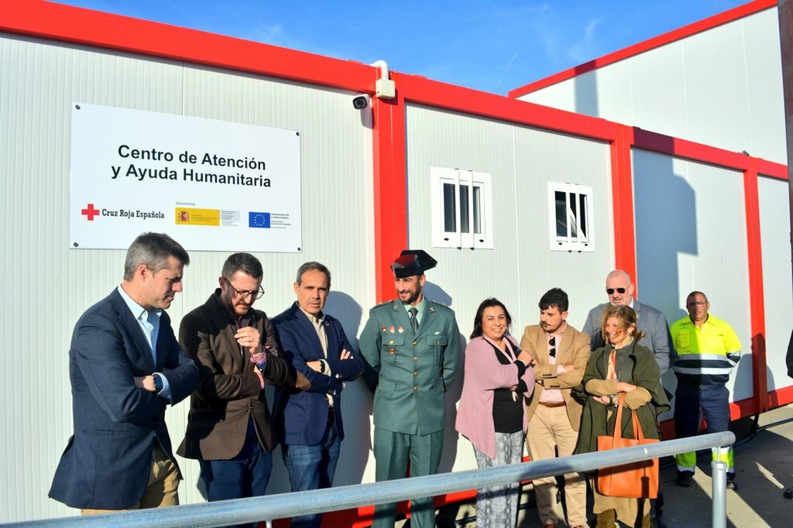 Visita al centro de atención y ayuda humanitaria situado en el puerto.