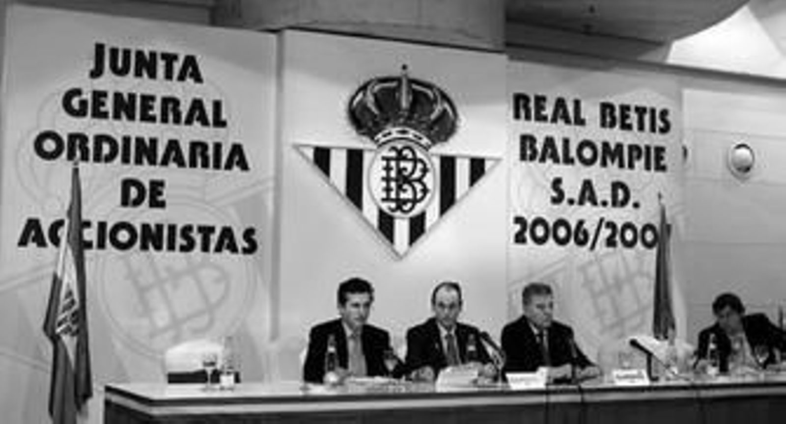 Manuel Ruiz de Lopera, entre Jaime Rodríguez Sacristán y José León.