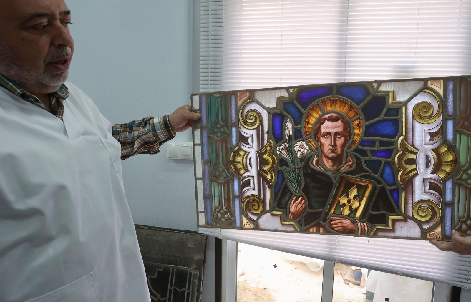 Antonio Javier Salgado explica las partes que conforman la vidriera.