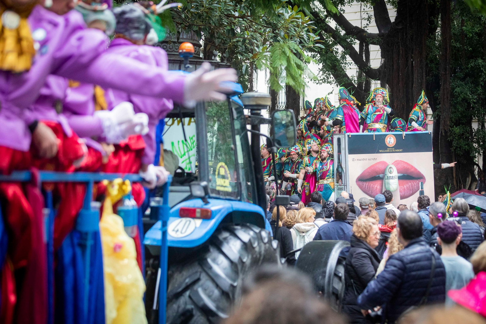 Las mejores imágenes de un Lunes de Coros pasado por agua en el Carnaval de Cádiz 2024
