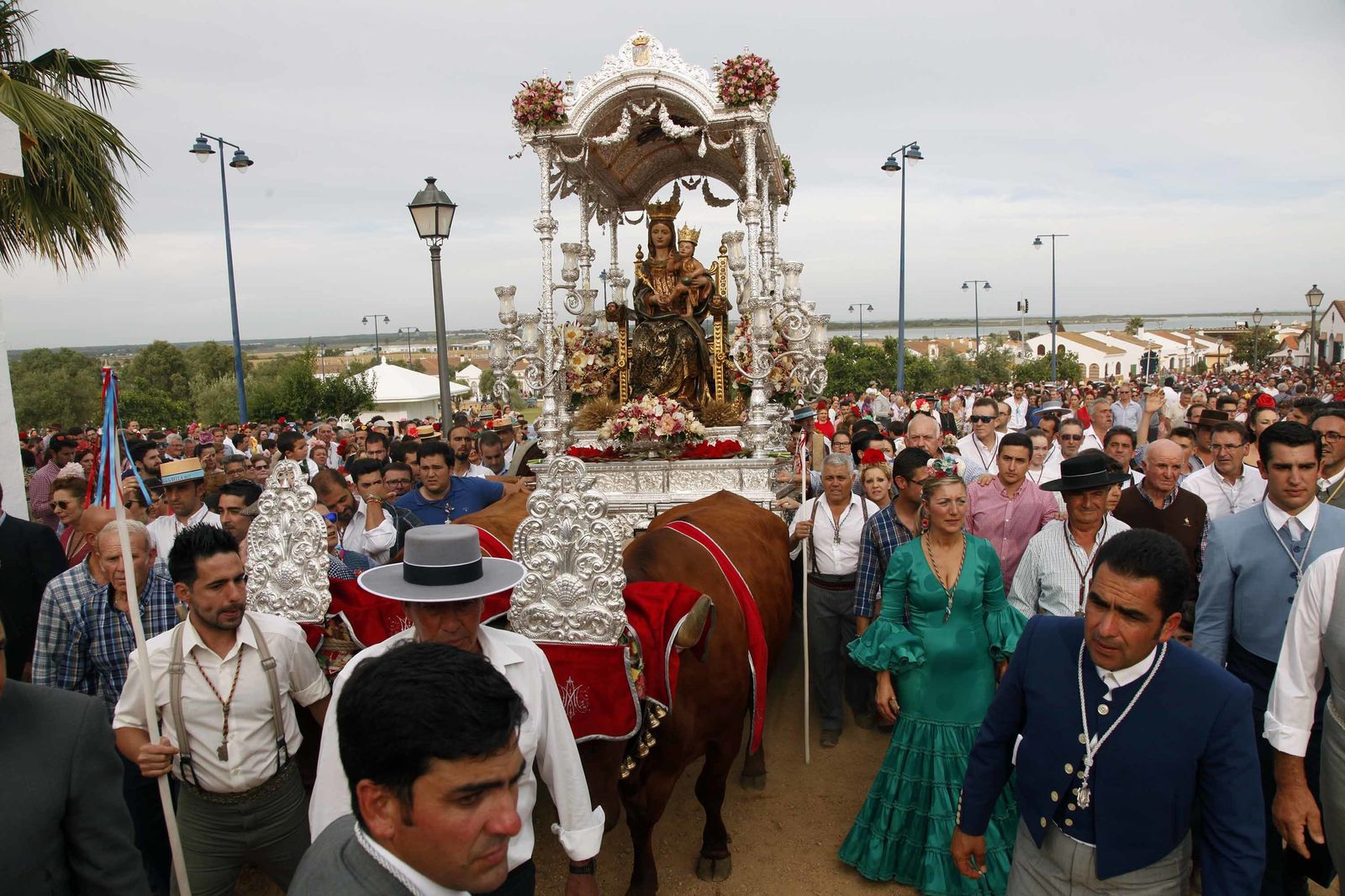 Las imágenes de la procesión de la Virgen de la Bella por el recinto romero de El Terrón