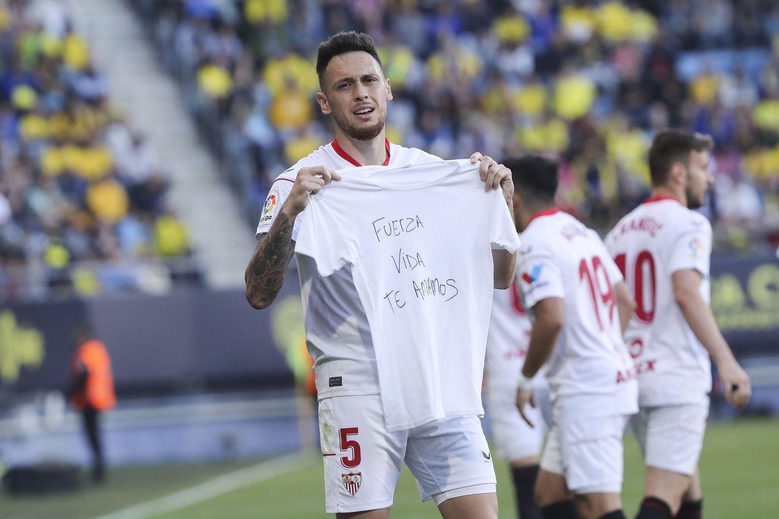 Ocampos muestra una camiseta con un mensaje para su sobrina y su hermano.