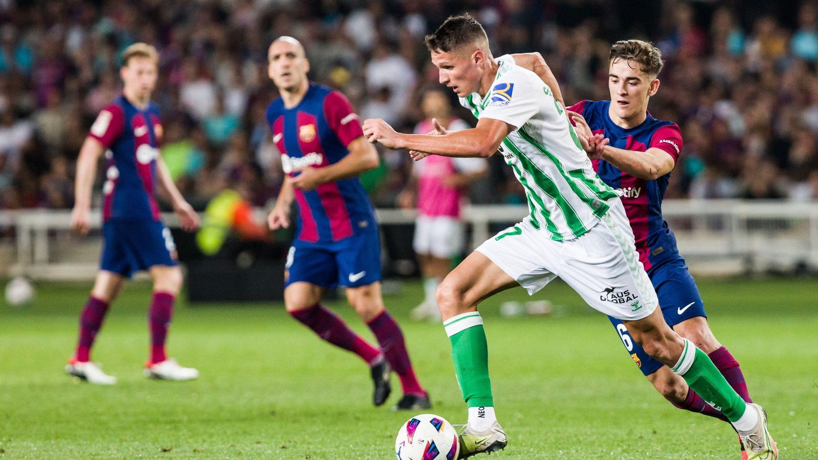 Altimira y Gavi, en un lance del duelo de la primera vuelta. Altimira y Gavi, en un lance del duelo de la primera vuelta.