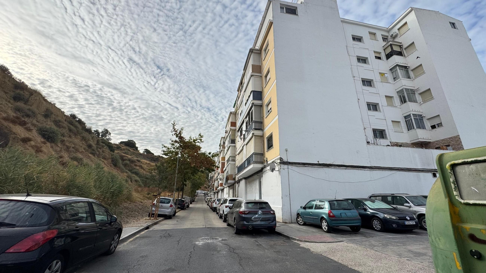Inmediaciones de la Plaza de los Dolores, esta mañana, donde anoche tuvo lugar el suceso.