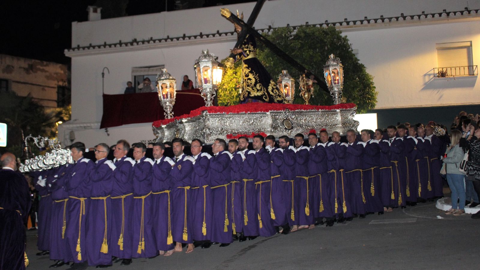 La bajada del trono del Nazareno por la calle Arte.