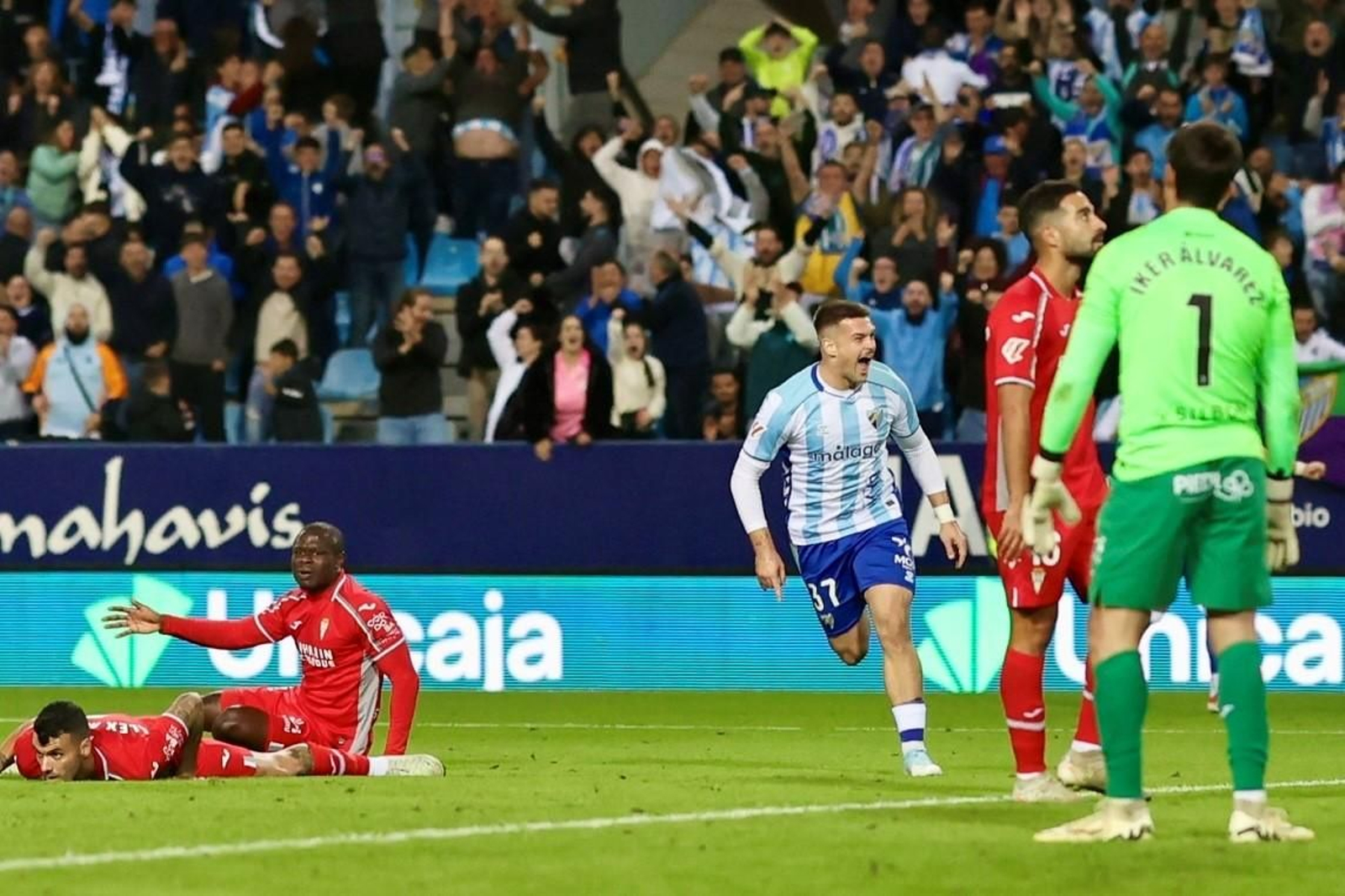 Las fotos del imponente ambiente en La Rosaleda en el Málaga - Córdoba CF
