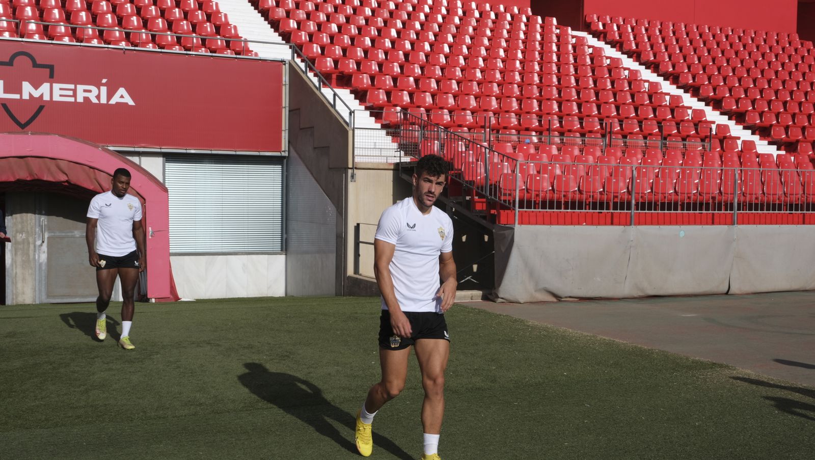 Imágenes de la visita de la Alcaldesa de Almería, María Vázquez, a los jugadores de la U.D. Almería