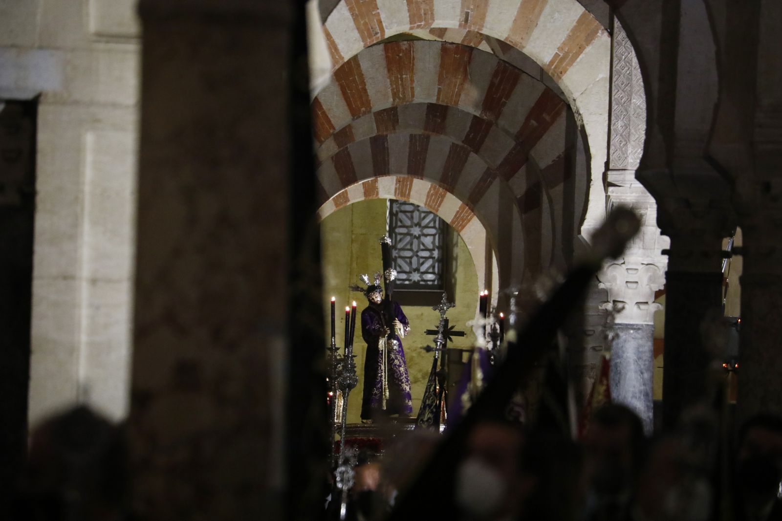 El vía crucis de las hermandades de Córdoba con el Señor del Calvario, en imágenes
