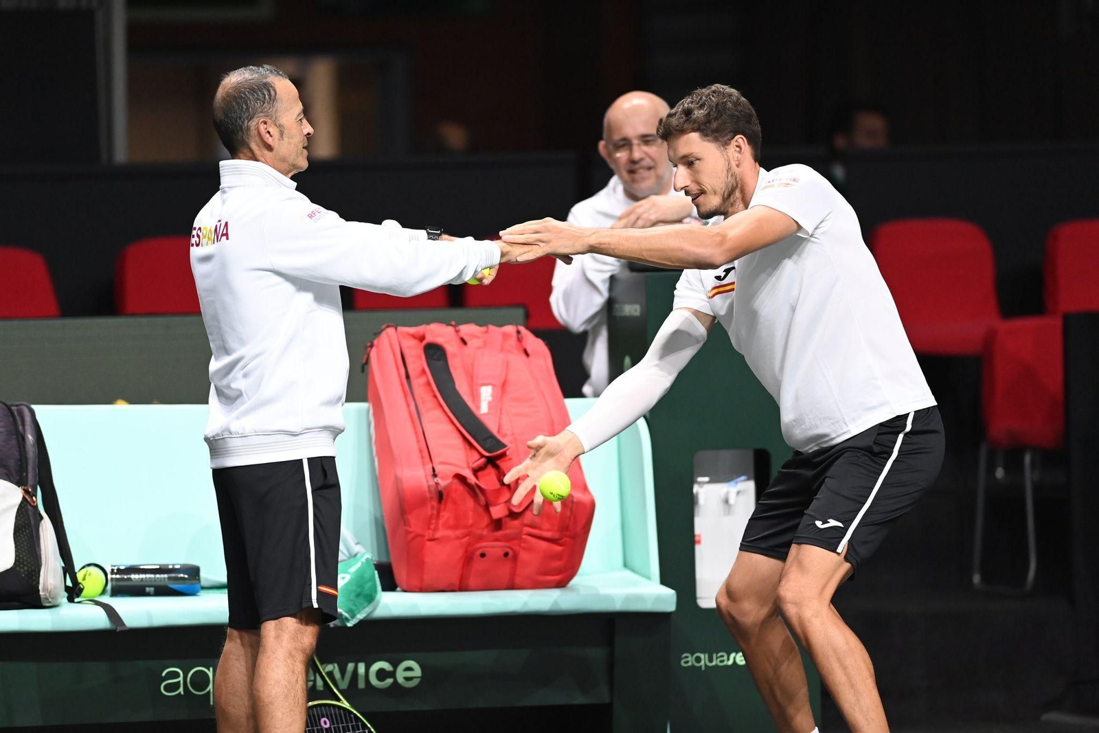 Pablo Carreño calienta. Pablo Carreño calienta.