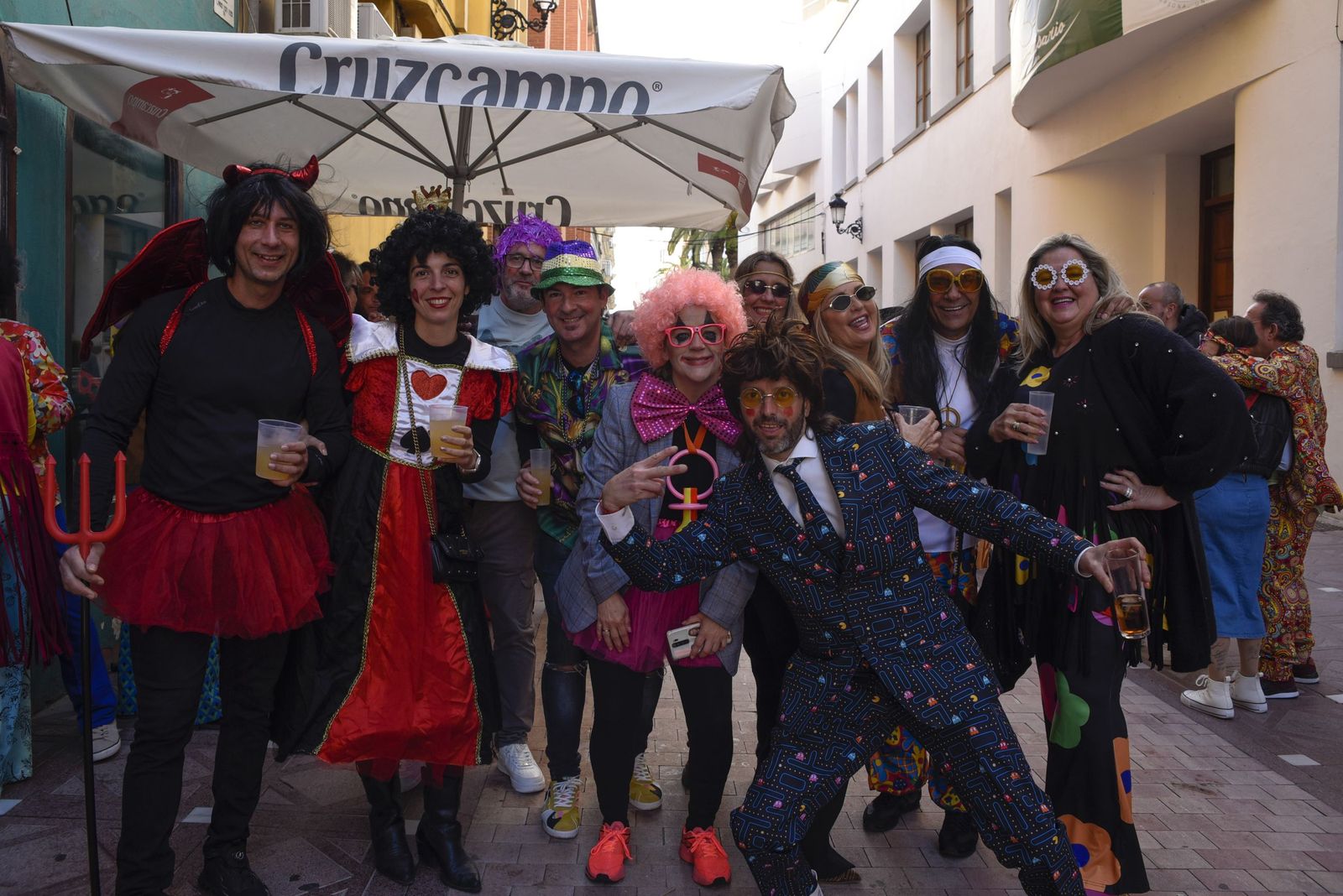 Búscate en las fotos de la fiesta en la calle del sábado en el Carnaval de la Concha Fina de La Línea
