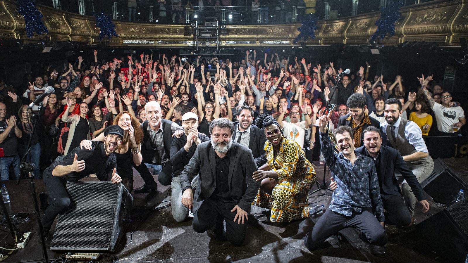 Freedonia se fotografía con el público tras uno de sus conciertos.